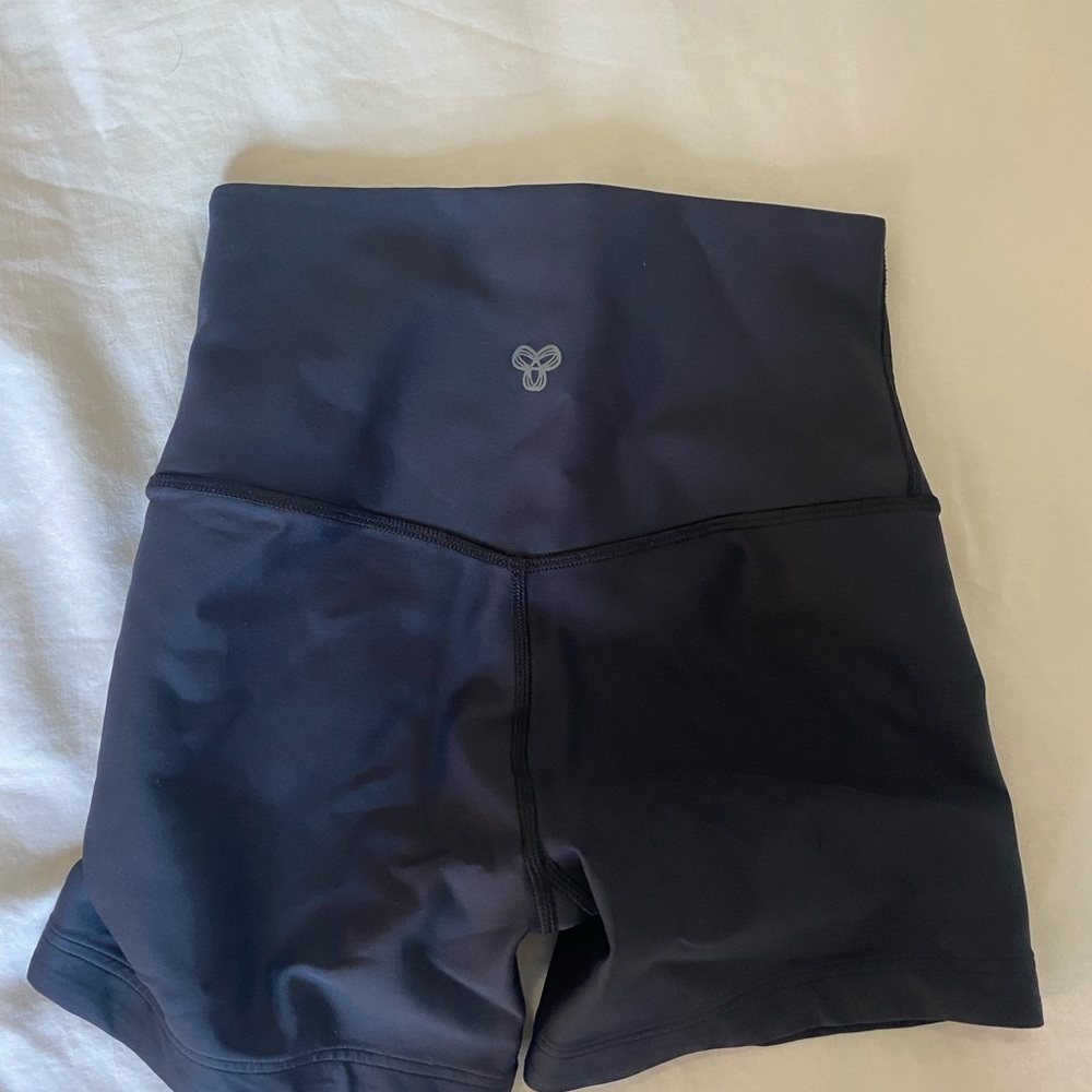 TNA Gloss High Rise Cheeky Aritzia Bike Shorts 4in Inseam - Picture 3 of 4